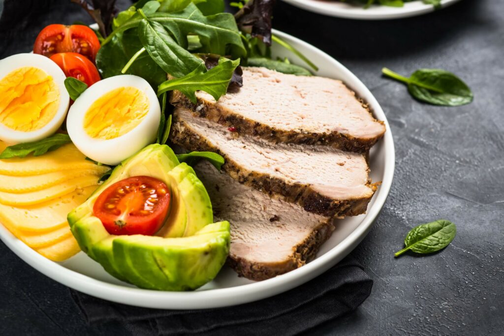 een smaakvolle, koolhydraatarme salade met daarin allerlei voedzame producten die perfect passen in een koolhydraatarm dieet
