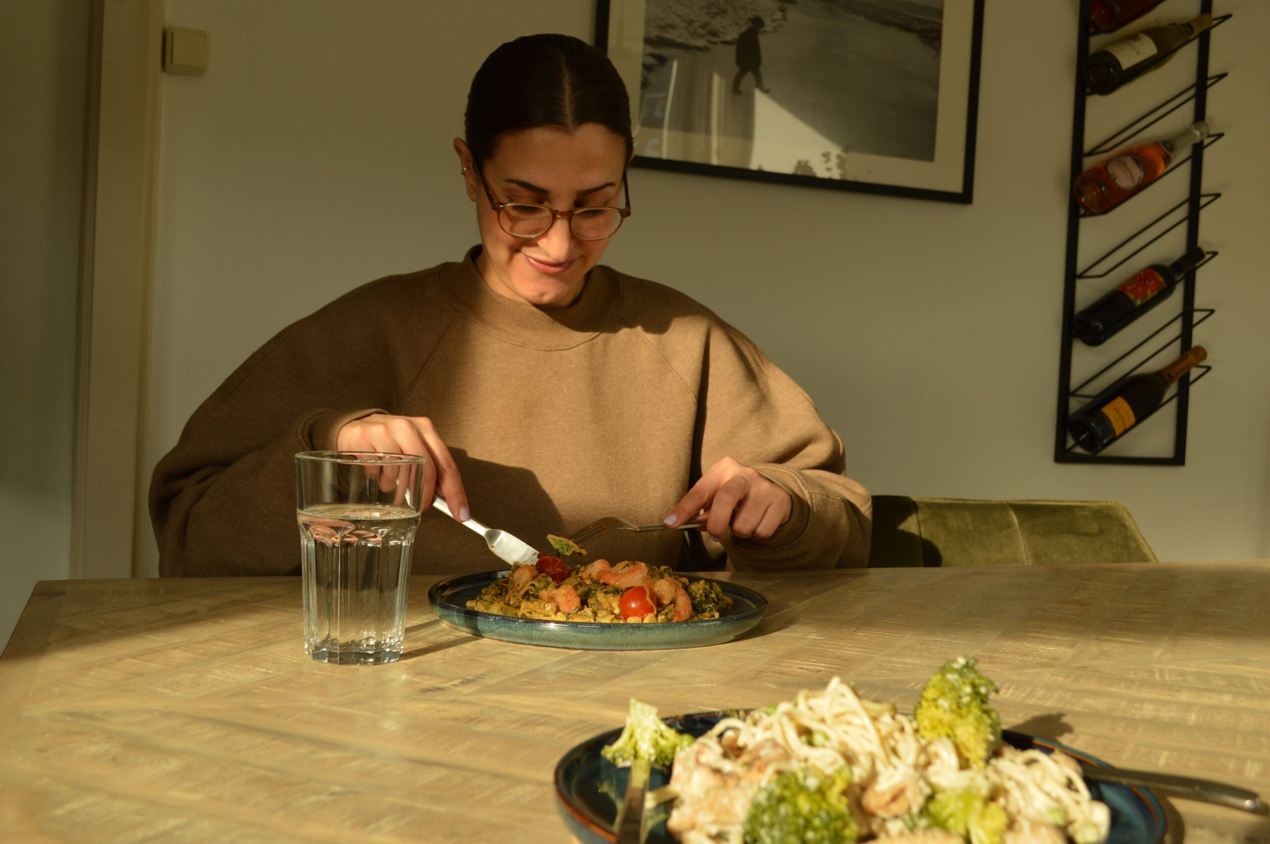 Vrouw-eten-3-scaled-1