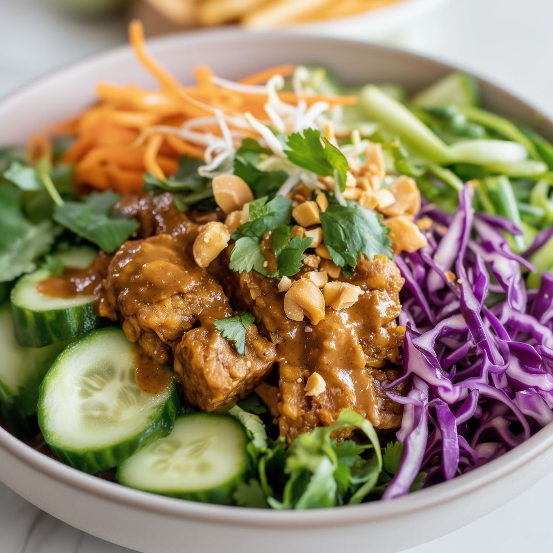 Gado Gado bowl met tempeh & pindasaus! (koolhydraatarm & vega)