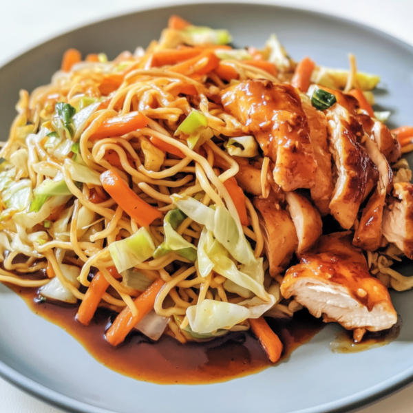 Bami Goreng gemaakt van witte kool met kipfilet! (koolhydraatarm)
