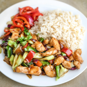 Sticky chicken met gewokte groente & zilvervliesrijst!