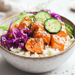 Nieuw: Zalm sushibowl met komkommer en rode kool! (koolhydraatarm)
