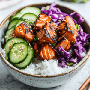 Nieuw: Zalm sushibowl met komkommer en rode kool!