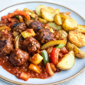 Patatas bravas met gehaktballetjes
